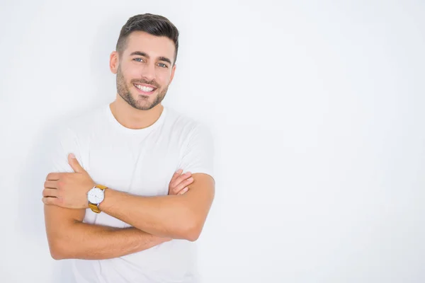 Joven hombre guapo sonriendo feliz vistiendo casual camiseta blanca ov — Foto de Stock