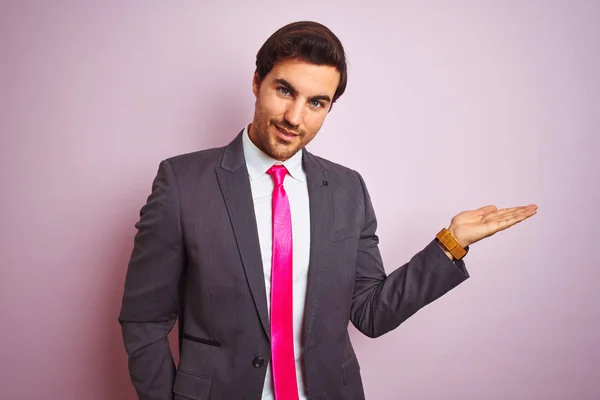 Νέος Όμορφος Επιχειρηματίας Φορώντας Κοστούμι Και Γραβάτα Στέκεται Πάνω Από — Φωτογραφία Αρχείου
