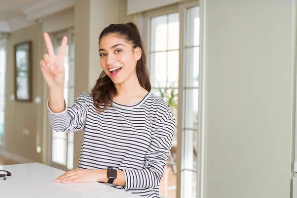 Ung Vacker Kvinna Hemma Leende Med Glada Ansikte Blinkningar Vid — Stockfoto