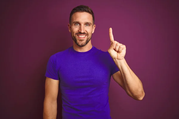 Joven Hombre Vistiendo Casual Púrpura Camiseta Sobre Lila Aislado Fondo — Foto de Stock
