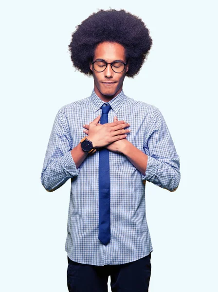 Joven Hombre Negocios Afroamericano Con Cabello Afro Con Gafas Sonriendo —  Fotos de Stock