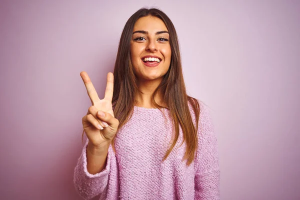 Jovem Mulher Bonita Vestindo Camisola Casual Sobre Fundo Rosa Isolado — Fotografia de Stock