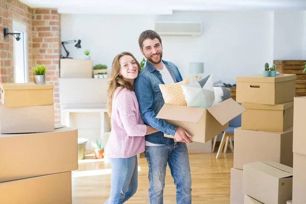 Jong Mooi Paar Zeer Gelukkig Samen Houden Kartonnen Dozen Verhuizen — Stockfoto