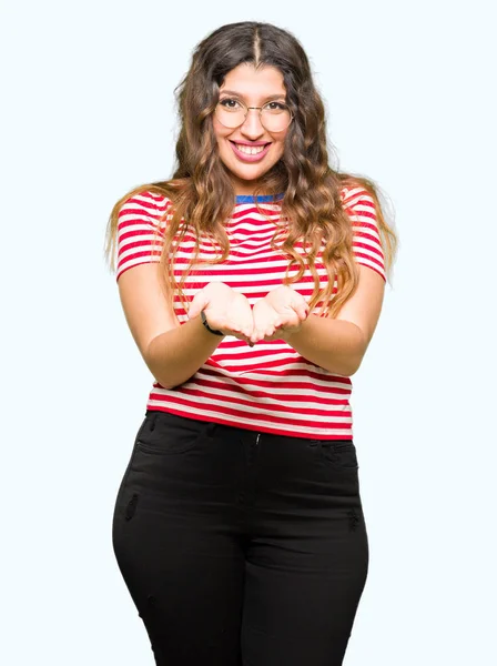 Jovem Mulher Bonita Usando Óculos Sorrindo Com Mãos Palmas Juntas — Fotografia de Stock