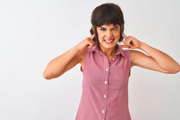 Junge Schöne Frau Rotem Sommerhemd Die Vor Isoliertem Weißen Hintergrund — Stockfoto