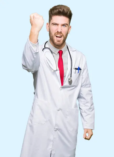 Молодого Лікаря Красивий Чоловік Одягнений Медичних Пальто Сердитий Розуму Підвищення — стокове фото