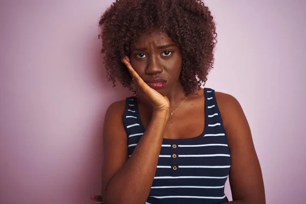 Jonge Afrikaanse Afro Vrouw Dragen Gestreepte Shirt Staande Geïsoleerde Roze — Stockfoto