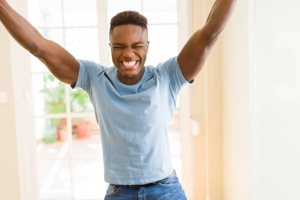 African American Człowiek Krzyczący Bardzo Podekscytowany Docenianie Sukcesu Zwycięstwa Uśmiechając — Zdjęcie stockowe