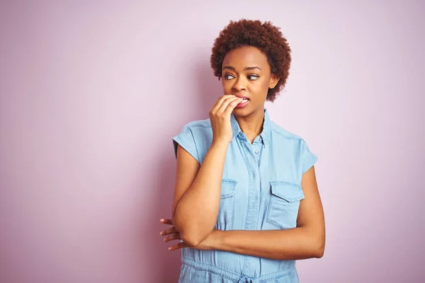 Ung Vacker Afrikansk Amerikansk Kvinna Med Afro Hår Över Isolerad — Stockfoto