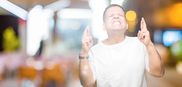 Araber Mittleren Alters Tragen Weißes Shirt Über Isoliertem Hintergrund Und — Stockfoto