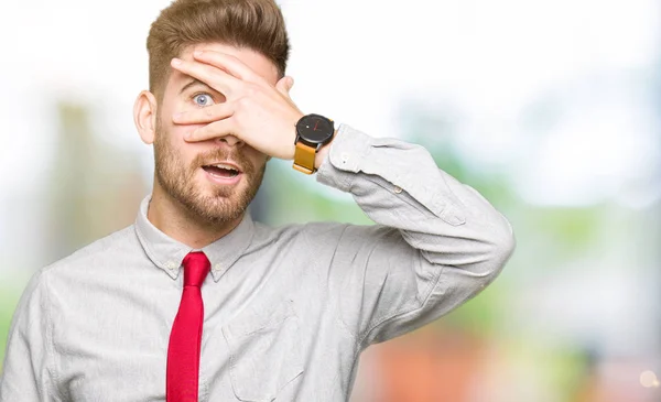 Junger Gutaussehender Geschäftsmann Der Schockiert Gesicht Und Augen Mit Der — Stockfoto