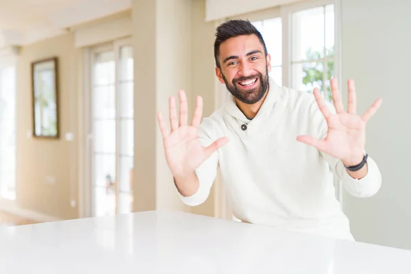 Bello Ispanico Uomo Indossa Casual Maglione Bianco Casa Mostrando Indicando — Foto Stock