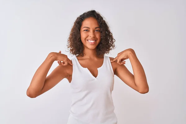 Mulher Brasileira Jovem Vestindo Camiseta Casual Sobre Fundo Branco Isolado — Fotografia de Stock