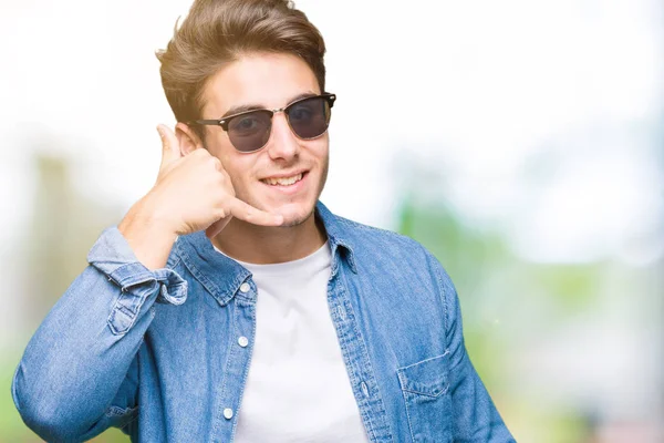 Homem Bonito Jovem Usando Óculos Sol Sobre Fundo Isolado Sorrindo — Fotografia de Stock