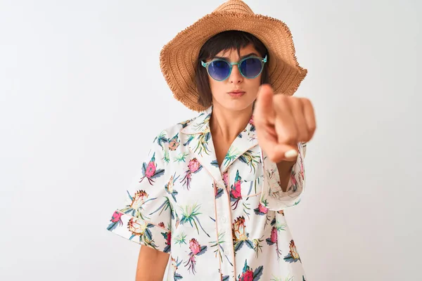 Mujer Vacaciones Con Sombrero Verano Camisa Gafas Sol Sobre Fondo — Foto de Stock