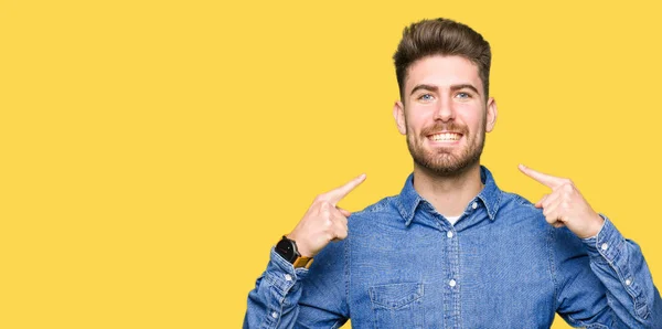 Joven Hombre Guapo Rubio Con Camisa Vaquera Casual Sonriendo Confiado —  Fotos de Stock