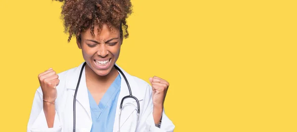 Joven Mujer Médica Afroamericana Sobre Fondo Aislado Muy Feliz Emocionado — Foto de Stock