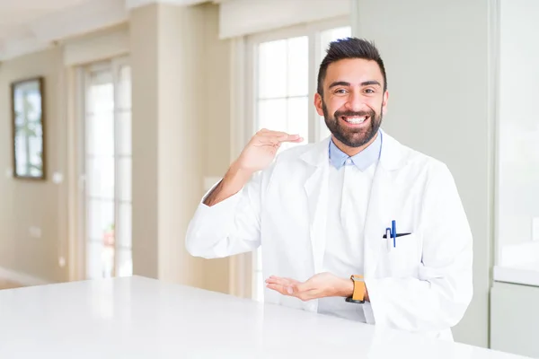 Stilig Spansktalande Läkare Eller Terapeut Man Bär Medicinsk Päls Kliniken — Stockfoto