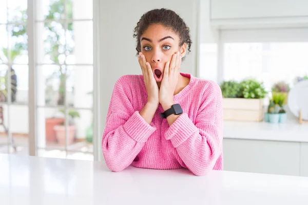 Hermosa Mujer Afroamericana Con Cabello Afro Vistiendo Suéter Rosa Casual —  Fotos de Stock