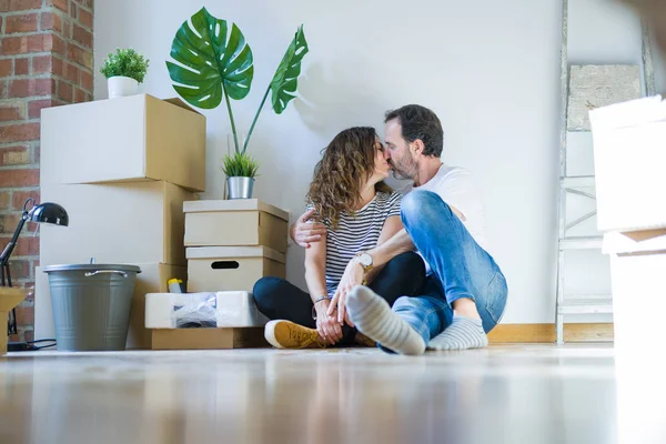 Romantische Paare mittleren Alters sitzen verliebt auf der Wohnung — Stockfoto