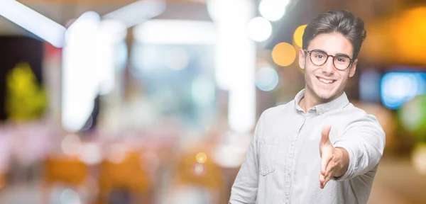 Jonge Knappe Man Met Een Bril Geïsoleerde Achtergrond Lachende Vriendelijke — Stockfoto