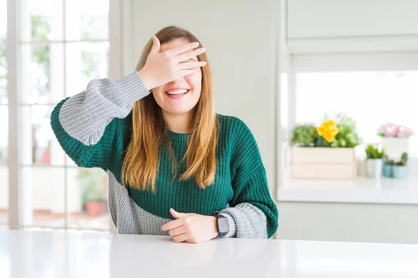 Jonge Mooie Size Vrouw Dragen Casual Gestreepte Trui Glimlachen Lachen — Stockfoto