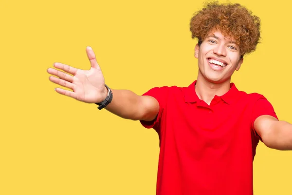 Homem Bonito Jovem Com Cabelo Afro Vestindo Camiseta Vermelha Olhando — Fotografia de Stock