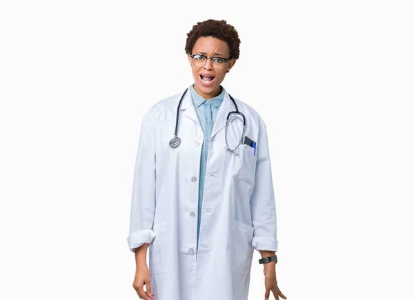 Joven Doctora Afroamericana Vestida Con Abrigo Médico Sobre Fondo Aislado — Foto de Stock