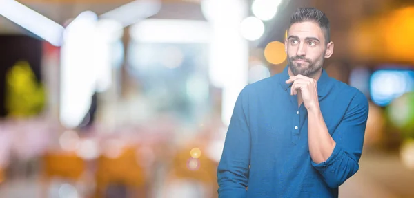 Joven Hombre Guapo Sobre Fondo Aislado Con Mano Barbilla Pensando — Foto de Stock