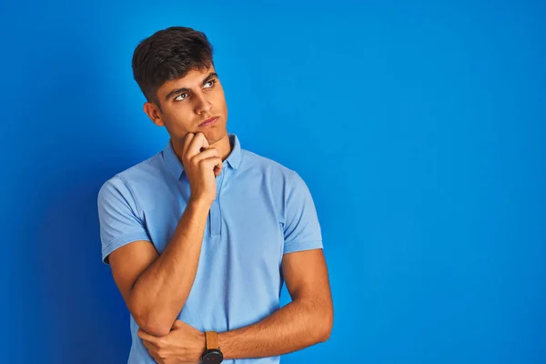 Homem Indiano Jovem Vestindo Pólo Casual Sobre Fundo Azul Isolado — Fotografia de Stock