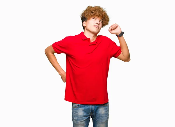 Ung Vacker Man Med Afro Hår Klädd Röd Shirt Sträcker — Stockfoto