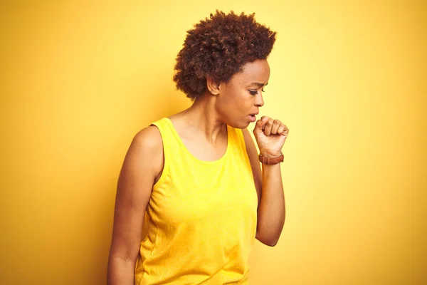 Beauitul Mulher Afro Americana Vestindo Camiseta Verão Sobre Fundo Amarelo — Fotografia de Stock