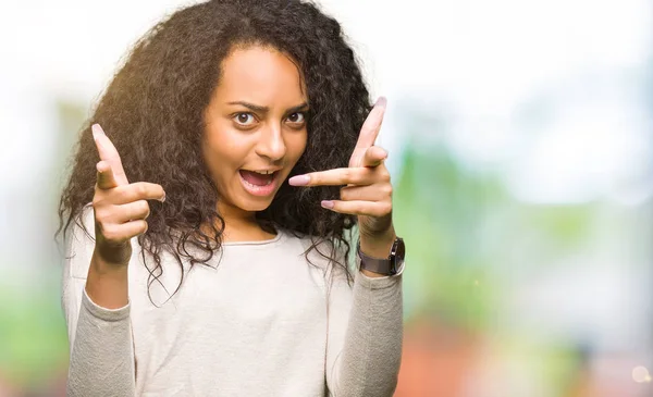 Giovane Bella Ragazza Con Capelli Ricci Indossa Maglione Casual Puntando — Foto Stock