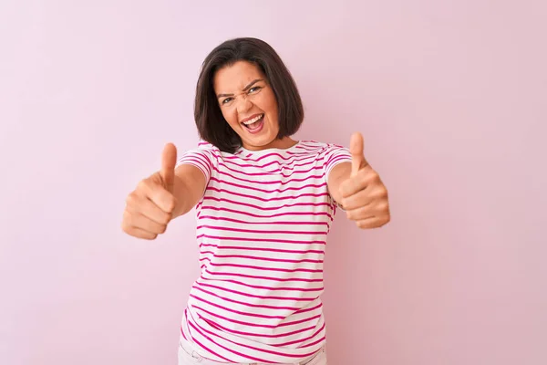 Joven Hermosa Mujer Con Una Camiseta Rayas Pie Sobre Fondo — Foto de Stock