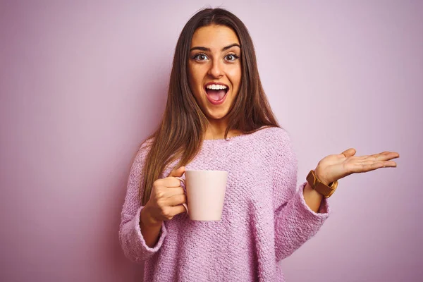 Jovem Bela Mulher Bebendo Xícara Café Sobre Fundo Rosa Isolado — Fotografia de Stock