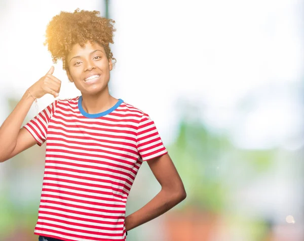 Vackra Unga Afroamerikanska Kvinnan Över Isolerade Bakgrund Leende Gör Telefon — Stockfoto