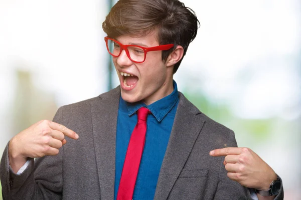 Νέοι Επαγγελματίες Όμορφος Άνθρωπος Φορώντας Κόκκινα Γυαλιά Πέρα Από Απομονωμένο — Φωτογραφία Αρχείου