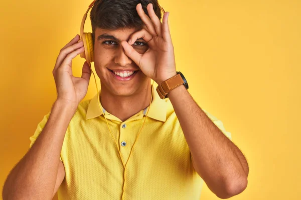 Joven Indio Escuchando Música Usando Auriculares Sobre Fondo Amarillo Aislado —  Fotos de Stock
