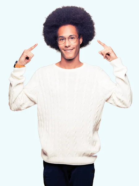 Jeune Homme Afro Américain Aux Cheveux Afro Portant Des Lunettes — Photo