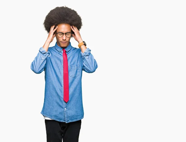 年轻的非洲裔美国商人戴着眼镜 打着红色领带 因为头部有压力 头部疼痛 患有偏头痛 — 图库照片