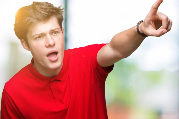 Zole Arka Planda Kırmızı Shirt Giyen Genç Yakışıklı Adam Parmak — Stok fotoğraf