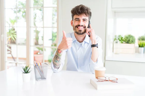 Joven Hombre Negocios Hablando Teléfono Inteligente Feliz Con Una Gran —  Fotos de Stock