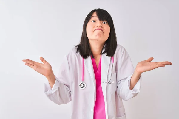 Mladá Krásná Čínská Doktorka Která Nosí Stetoskop Nad Izolovaným Bílým — Stock fotografie