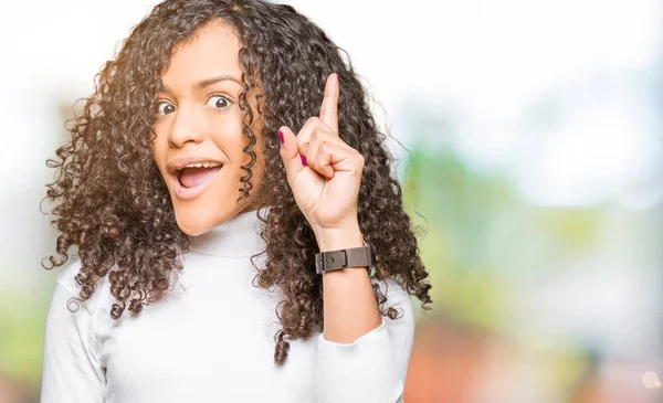 Jeune Belle Femme Aux Cheveux Bouclés Portant Pull Col Roulé — Photo