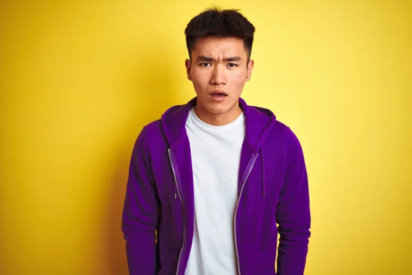 Jovem Ásia Chinês Homem Vestindo Roxo Sweatshirt Sobre Isolado Amarelo — Fotografia de Stock