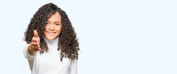 Jovem Mulher Bonita Com Cabelo Encaracolado Vestindo Camisola Gola Alta — Fotografia de Stock