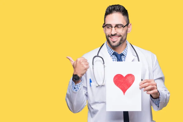 Guapo Joven Doctor Hombre Sosteniendo Papel Con Corazón Rojo Sobre — Foto de Stock
