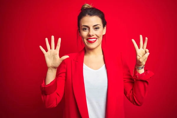 Junge Schöne Geschäftsfrau Steht Über Rotem Isoliertem Hintergrund Und Zeigt — Stockfoto