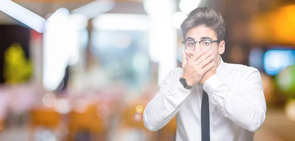 Giovane Uomo Affari Con Gli Occhiali Sfondo Isolato Scioccato Coprendo — Foto Stock