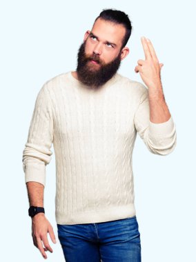 Kış kazak giyen genç hipster adam çekim ve kendini el ve parmak işaret öldürme baş için intihar jest.